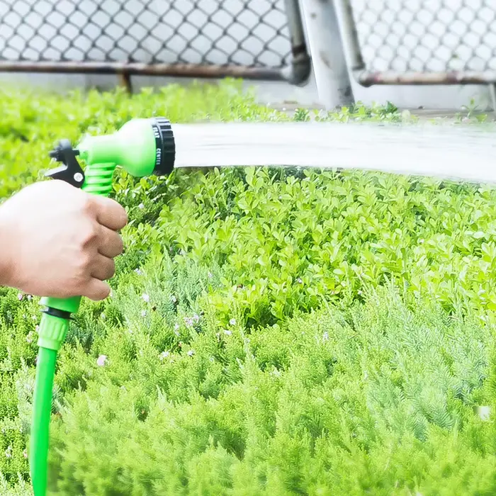Tuyau d'arrosage flexible et extensible en plastique POM avec pistolet de pulvérisation pour arrosage, lavage de voiture et nettoyage des vitres, disponible en plusieurs couleurs et longueurs