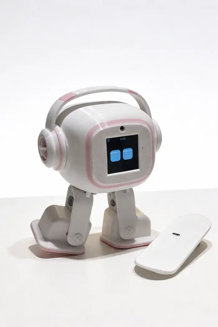 Robot de bureau interactif Miso AI | EMO Smart Chat, Compagnon Multilingue, Mini Robot Dansant avec Skateboard Rechargeable, Jouet Amusant et Cadeau